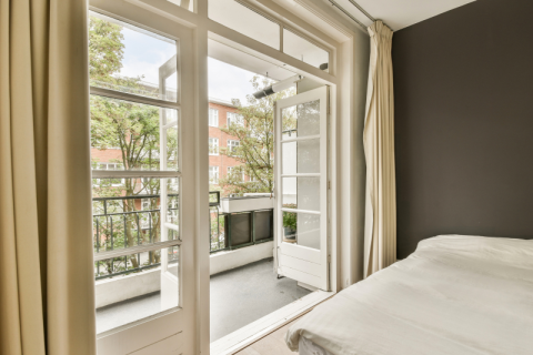 Có Nên Thiết Kế Phòng Ngủ Có Ban Công Hay Không?